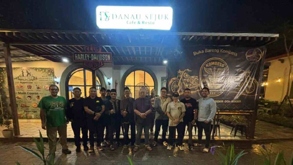 Suasana buka puasa bersama Komunitas Motor Besar Sawangan (KOMBESS) di Shila Sawangan